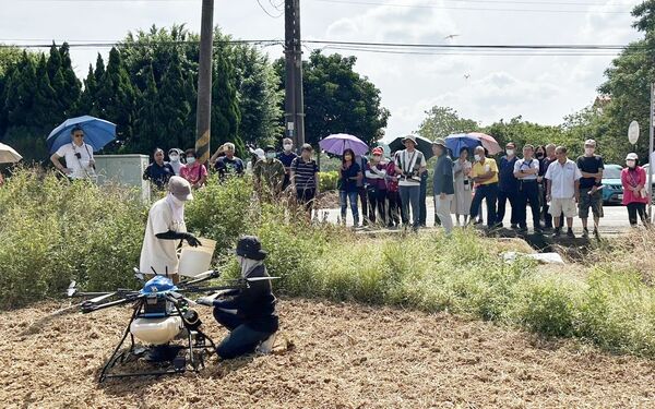 ▲桃園市農業局透過無人機撒佈入侵紅火蟻防治餌劑，可有效減少區域紅火蟻族群數量。（圖／桃市農業局提供）