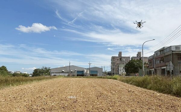 ▲透過無人機撒佈入侵紅火蟻防治餌劑，不但有效降低紅火蟻族群，且可在0.5個工作日完成逾50公頃之防治面積。（圖／桃市農業局提供）