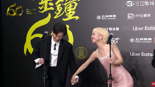 ▲Lulu感動牽著陳漢典。（圖／翻攝自YouTube／金鐘獎 Golden Bell Awards）