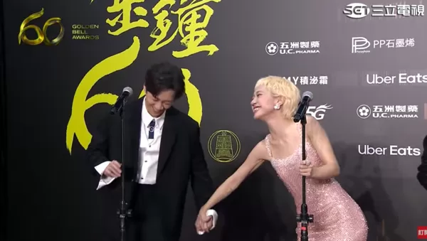 ▲Lulu感動牽著陳漢典。（圖／翻攝自YouTube／金鐘獎 Golden Bell Awards）