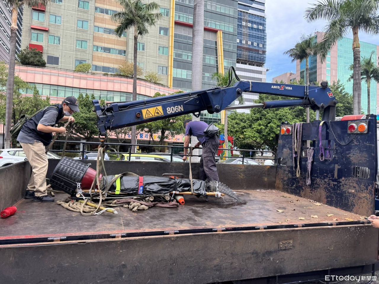 不滿農業部禁養！業者帶2m鱷魚立院抗議　動保處吊車捕捉畫面曝