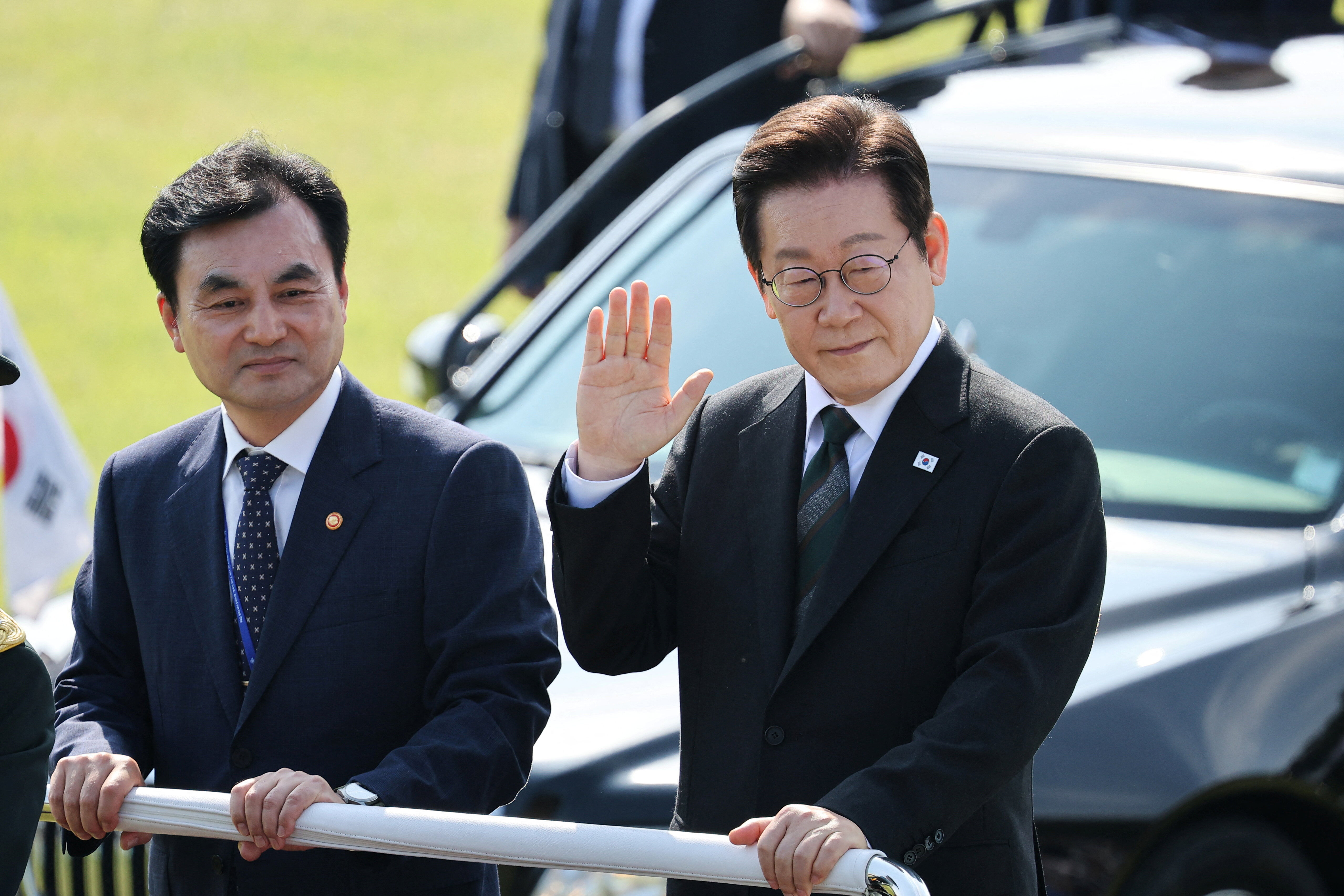 ▲▼南韓國防部長安圭伯、南韓總統李在明今年10月1日出席忠清南道雞龍市國軍節閱兵。（圖／路透）