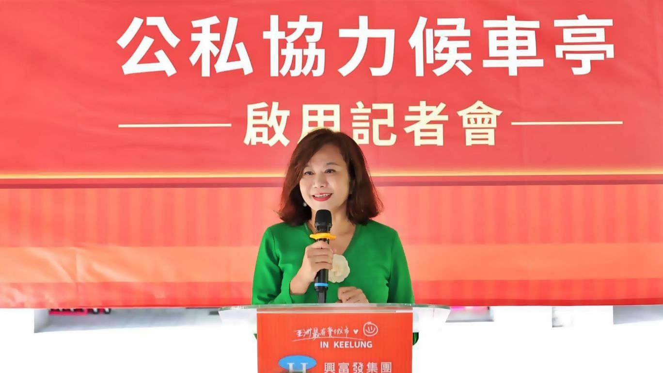 ▲基隆德安路口候車亭啟用 橘色球燈點亮城市美感。（圖／記者郭世賢翻攝）