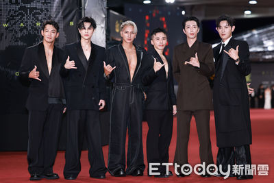 金鐘獎／西裝裡面都沒穿！　棒棒堂小煜岔到肚臍「蹦出超大胸肌」