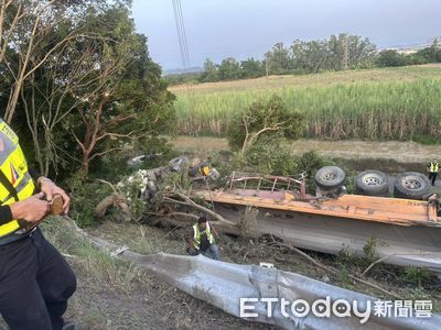 國道3號善化路段半聯結車爆胎翻落邊坡 駕駛幸輕傷