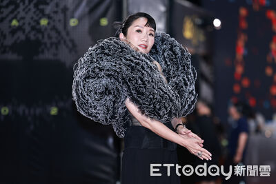 金鐘獎／陶晶瑩紅毯禮服「肩膀扛黑色鋼刷」！　16歲帥兒罕見現身