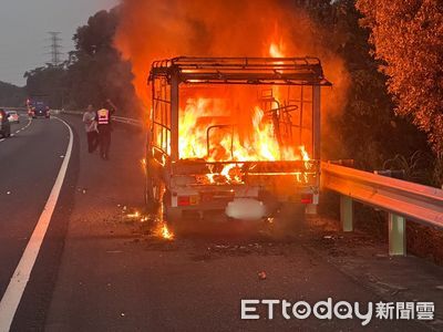 國3雲林段嚴重火燒車！小貨車「全面燃燒」濃煙火舌狂竄