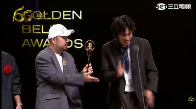 金鐘獎/得獎人緊張到拿不住獎!阿達「全程高舉」幫拿90秒 網讚爆