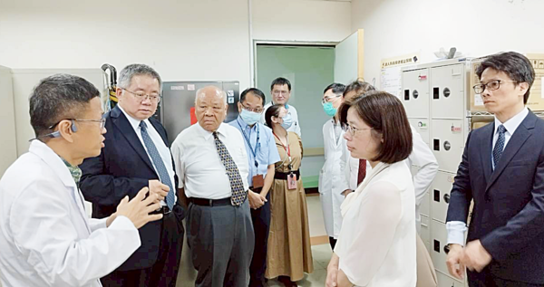▲桃園療養院成癮治療科主任吳坤鴻說明美沙冬取藥流程。（圖／桃園地檢署提供）