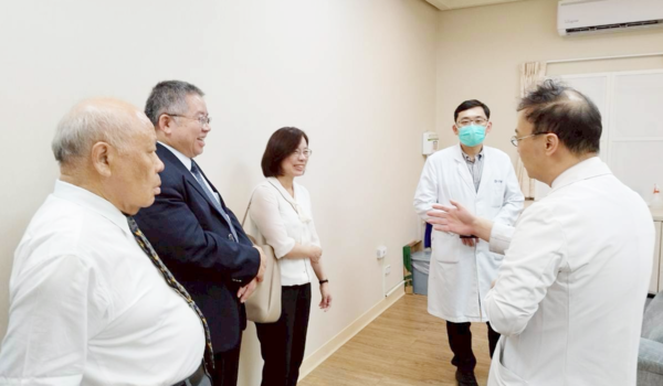 ▲桃療副院長李俊宏等人講解磁脈衝+微電流刺激療法。（圖／桃園地檢署提供）