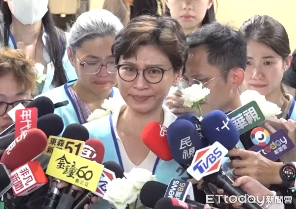 ▲▼空服員職業工會開記者會怒批長榮說謊，淚訴制度害死空服員。（圖／記者莊喬迪攝）