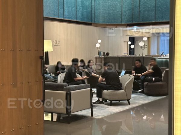 ▲工作人員正在大廳開會。（圖／記者許宥孺攝）