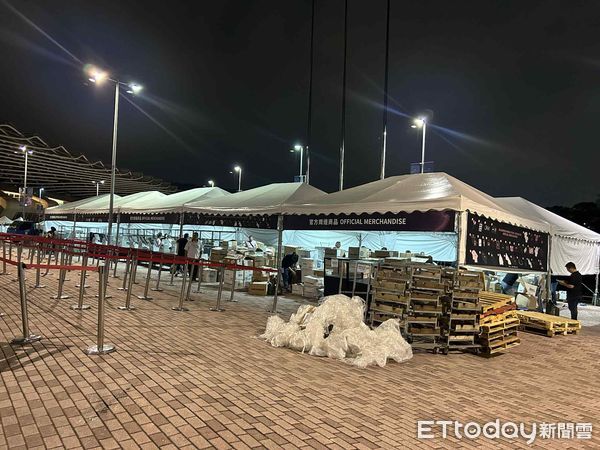 ▲▼ 直擊／BLACKPINK高雄開唱倒數！場館彩排「歌單搶先公開」　粉絲輪班搶周邊：大巨蛋賣完了。（圖／記者吳睿慈攝）