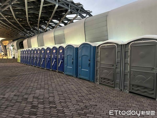 ▲▼ 直擊／BLACKPINK高雄開唱倒數！場館彩排「歌單搶先公開」　粉絲輪班搶周邊：大巨蛋賣完了。（圖／記者吳睿慈攝）