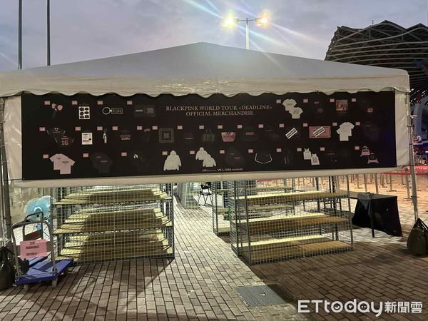 ▲▼ 直擊／BLACKPINK高雄開唱倒數！場館彩排「歌單搶先公開」　粉絲輪班搶周邊：大巨蛋賣完了。（圖／記者吳睿慈攝）