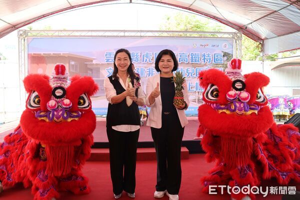 ▲吊車高舉木樑，典禮現場鞭炮齊鳴、紅綵飛舞，氣氛熱鬧非凡。（圖／記者游瓊華翻攝）