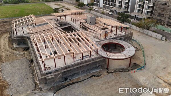 ▲吊車高舉木樑，典禮現場鞭炮齊鳴、紅綵飛舞，氣氛熱鬧非凡。（圖／記者游瓊華翻攝）