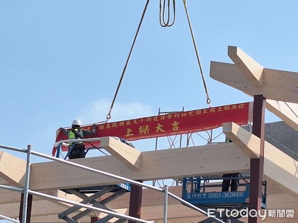 ▲吊車高舉木樑，典禮現場鞭炮齊鳴、紅綵飛舞，氣氛熱鬧非凡。（圖／記者游瓊華翻攝）