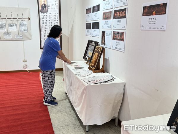 ▲大觀音亭暨祀典興濟宮舉辦「2025年秋祭匾額文物展&mdash;二天」，展出36方百年古匾，重現府城廟宇文化風華。（記者林東良攝，下同）