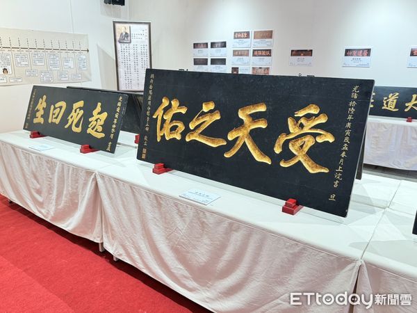▲大觀音亭暨祀典興濟宮舉辦「2025年秋祭匾額文物展&mdash;二天」，展出36方百年古匾，重現府城廟宇文化風華。（記者林東良攝，下同）