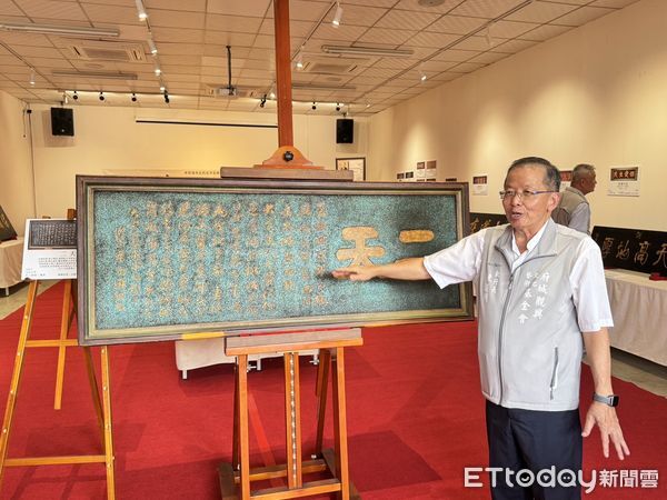 ▲大觀音亭暨祀典興濟宮舉辦「2025年秋祭匾額文物展&mdash;二天」，展出36方百年古匾，重現府城廟宇文化風華。（記者林東良攝，下同）