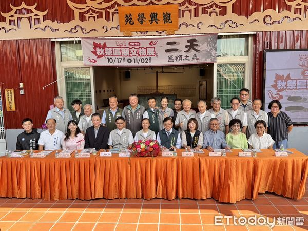 ▲大觀音亭暨祀典興濟宮舉辦「2025年秋祭匾額文物展&mdash;二天」，展出36方百年古匾，重現府城廟宇文化風華。（記者林東良攝，下同）