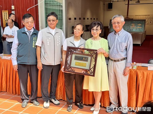 ▲大觀音亭暨祀典興濟宮舉辦「2025年秋祭匾額文物展&mdash;二天」，展出36方百年古匾，重現府城廟宇文化風華。（記者林東良攝，下同）