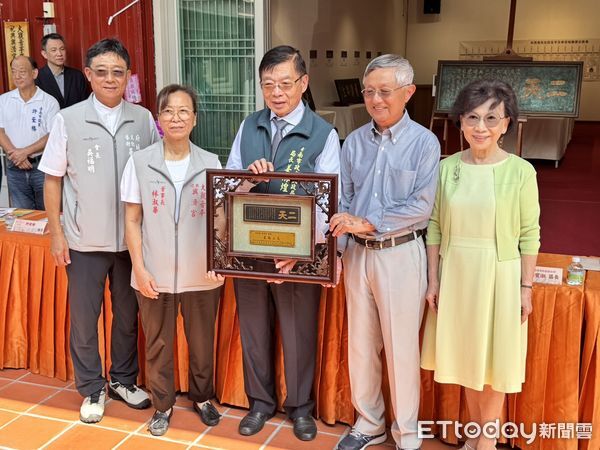 ▲大觀音亭暨祀典興濟宮舉辦「2025年秋祭匾額文物展&mdash;二天」，展出36方百年古匾，重現府城廟宇文化風華。（記者林東良攝，下同）