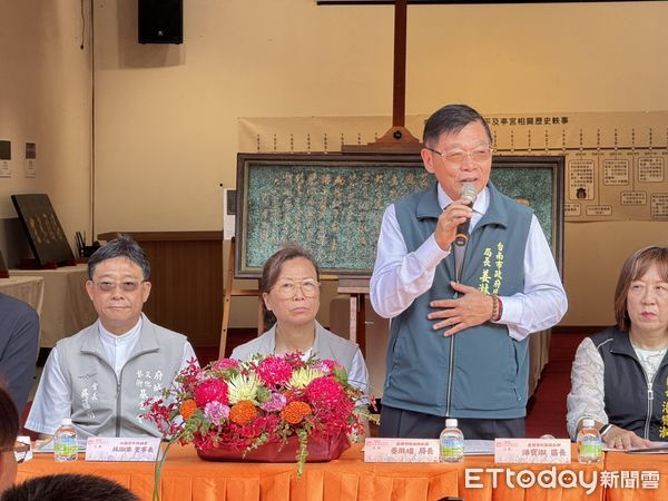 ▲大觀音亭暨祀典興濟宮舉辦「2025年秋祭匾額文物展&mdash;二天」，展出36方百年古匾，重現府城廟宇文化風華。（記者林東良攝，下同）