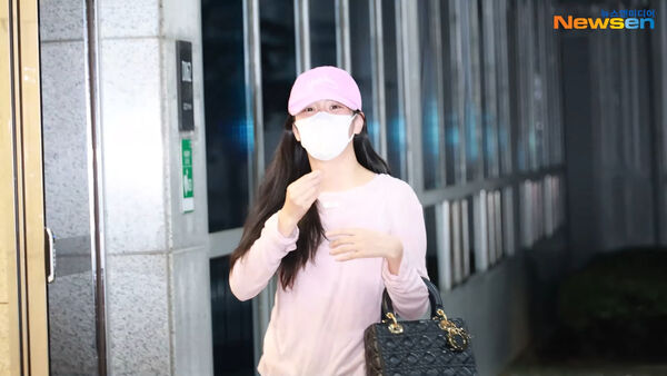 ▲▼快訊／BLACKPINK出發來台！4妞包緊緊現身　Jisoo打招呼鎂光燈狂閃。（圖／翻攝自Newsen YouTube）