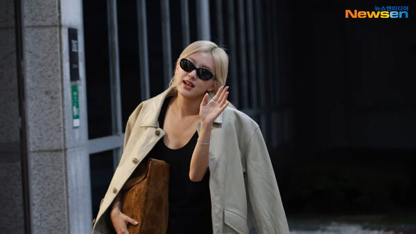 ▲▼快訊／BLACKPINK出發來台！4妞包緊緊現身　Jisoo打招呼鎂光燈狂閃。（圖／翻攝自Newsen YouTube）