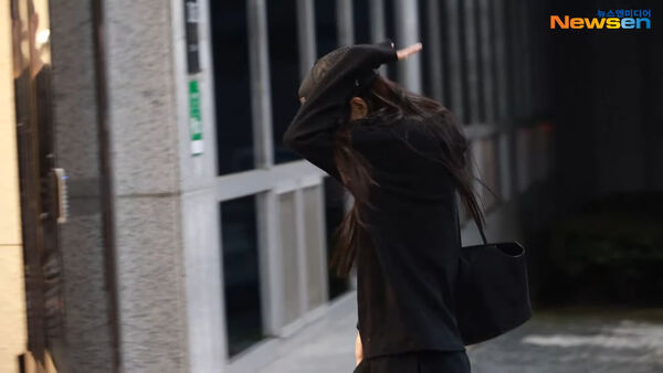 ▲BLACKPINK陸續抵達韓國機場。（圖／翻攝自Newsen YouTube）