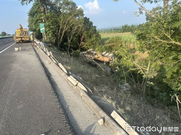 ▲國道3號善化路段，半聯結車疑爆胎失控翻落外側邊坡，所幸駕駛僅輕傷。（記者林東良翻攝，下同）