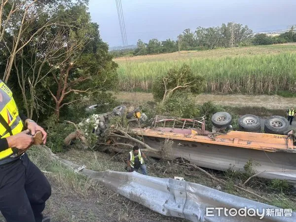 ▲國道3號善化路段，半聯結車疑爆胎失控翻落外側邊坡，所幸駕駛僅輕傷。（記者林東良翻攝，下同）