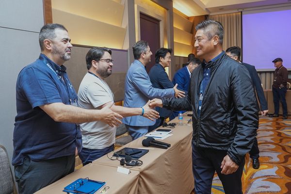 ▲【圖說一】亞洲棒球總會會長辜仲諒（左二）與沙烏地阿拉伯會員代表交換意見，討論西亞棒球發展現況。【圖說二】亞洲棒球總會會長辜仲諒（右）拜會美洲棒球會員，宣揚亞洲棒球理念。（圖／WBSC提供）