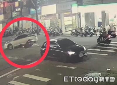 鬼切三寶害騎士閃不掉撞進車底 10路人衝上前抬車搶命畫面曝