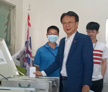 卓伯源戴幸運小物！投票日喊「睡很好」 提改革3箭拚8萬票當選