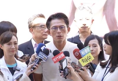 黨檢媒警一條龍？黃國昌點名市刑大洩密　下周對《鏡》、潑糞者提告