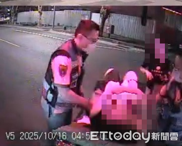 ▲德興消防分隊救護人員在飯店現場成功協助孕婦接生，母子均安。（記者林東良翻攝，下同）