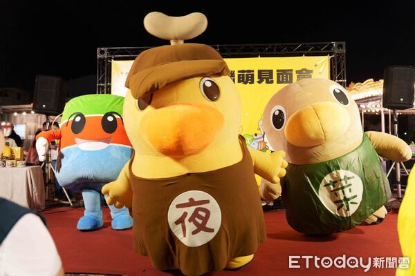 ▲「吉祥物大聯萌」現身武聖夜市，夜奇鴨、菜奇鴨與粉絲互動熱烈。（記者林東良翻攝，下同）