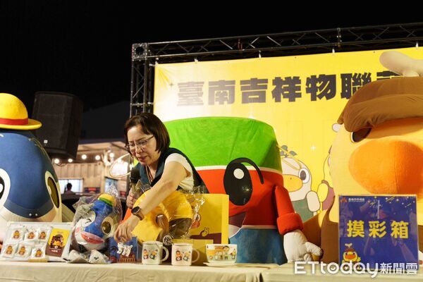 ▲「吉祥物大聯萌」現身武聖夜市，夜奇鴨、菜奇鴨與粉絲互動熱烈。（記者林東良翻攝，下同）