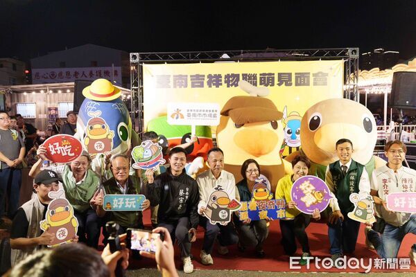 ▲「吉祥物大聯萌」現身武聖夜市，夜奇鴨、菜奇鴨與粉絲互動熱烈。（記者林東良翻攝，下同）