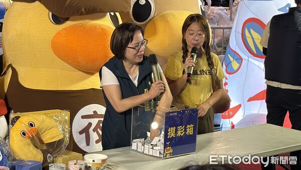 ▲「吉祥物大聯萌」現身武聖夜市，夜奇鴨、菜奇鴨與粉絲互動熱烈。（記者林東良翻攝，下同）