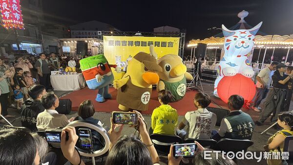 ▲「吉祥物大聯萌」現身武聖夜市，夜奇鴨、菜奇鴨與粉絲互動熱烈。（記者林東良翻攝，下同）
