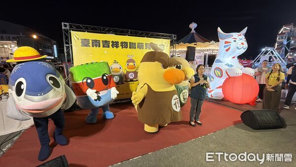 ▲「吉祥物大聯萌」現身武聖夜市，夜奇鴨、菜奇鴨與粉絲互動熱烈。（記者林東良翻攝，下同）