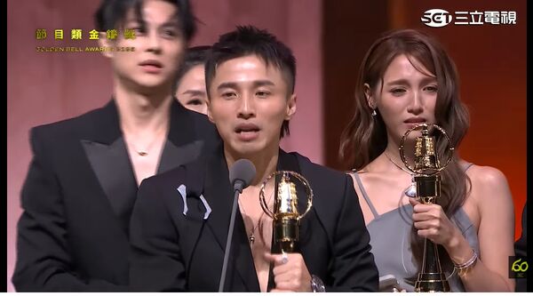 ▲金鐘獎實境節目主持人獎，敖犬【莊濠全】、小煜【楊奇煜】、威廉【廖亦崟】、阿緯【劉峻緯】、小杰【廖允杰】、王子【邱勝翊】、朵拉Dora【謝雨芝】／來吧！哪裡怕。（圖／翻攝自YouTube／金鐘獎 Golden Bell Awards）