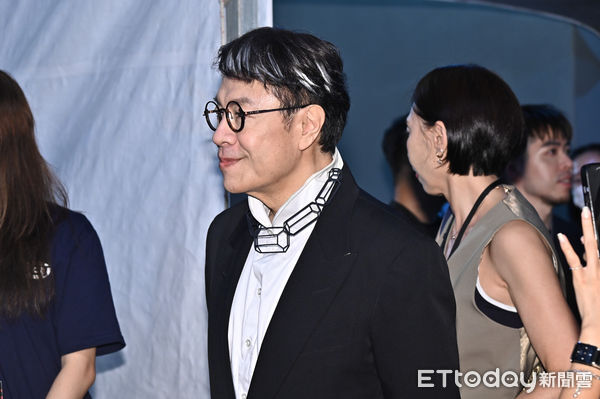 ▲第60屆金鐘獎節目類頒獎典禮，小S獲獎受訪，蔡康永一旁聆聽。（圖／記者李毓康攝）。