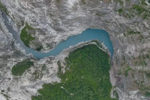 ▲▼燕子口步道發生堰塞湖，林保署花蓮分署啟動緊急應變機制呼籲民眾勿進入危險區域。（圖／農業部林業及自然保育署花蓮分署）