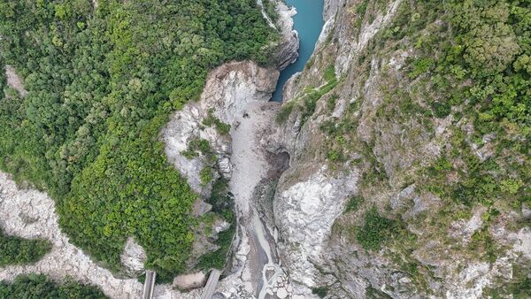 台8線中橫公路靳珩隧道，立霧溪燕子口峽谷山坡崩塌造成堰塞湖。（圖／翻攝自Facebook／公路局：公路人）