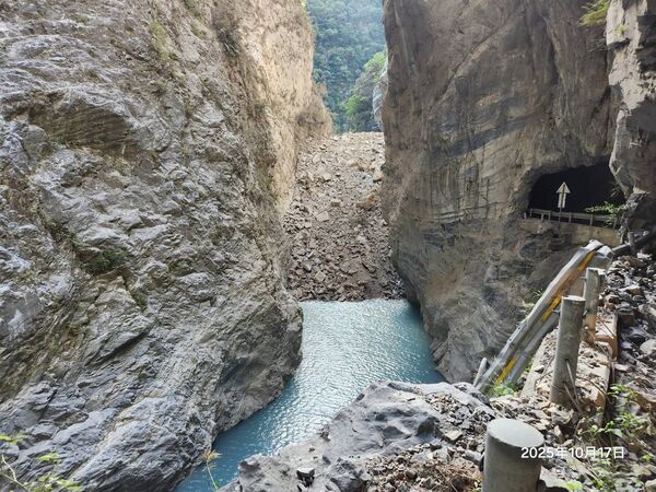 台8線中橫公路靳珩隧道，立霧溪燕子口峽谷山坡崩塌造成堰塞湖。（圖／翻攝自Facebook／公路局：公路人）